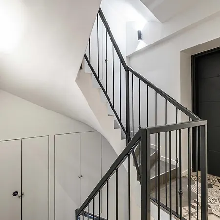 Magnificent Renovated 2 - 1br3p *